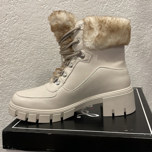 NWT, Brand new, Never worn Gorgeous off-white boots Sz 8 - Picture 4 of 5